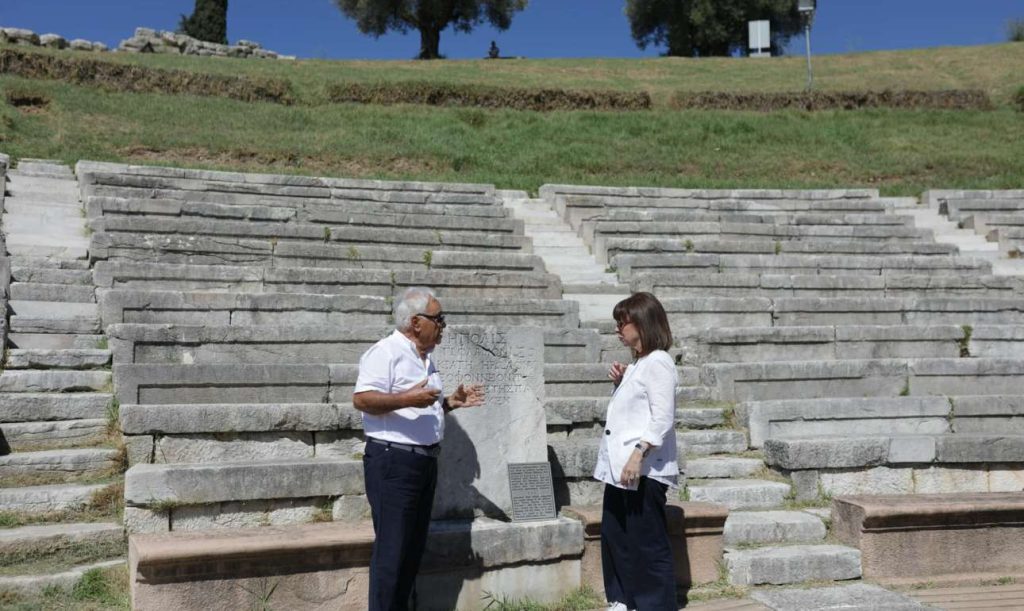 Η Πρόεδρος της Δημοκρατίας αποχαιρετά τον Πέτρο Θέμελη