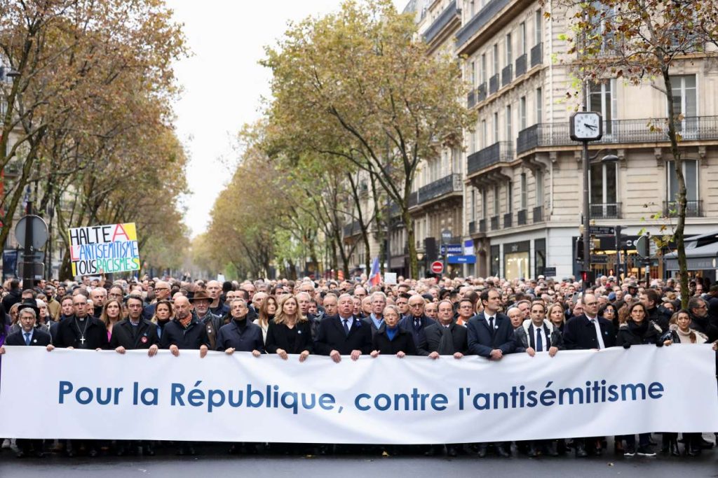 France : Des hommes politiques unis manifestent contre l’antisémitisme