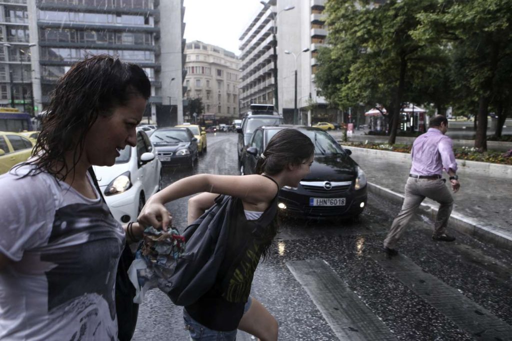 Βροχές, καταιγίδες και χαλάζι: Από το απόγευμα το χτύπημα της κακοκαιρίας