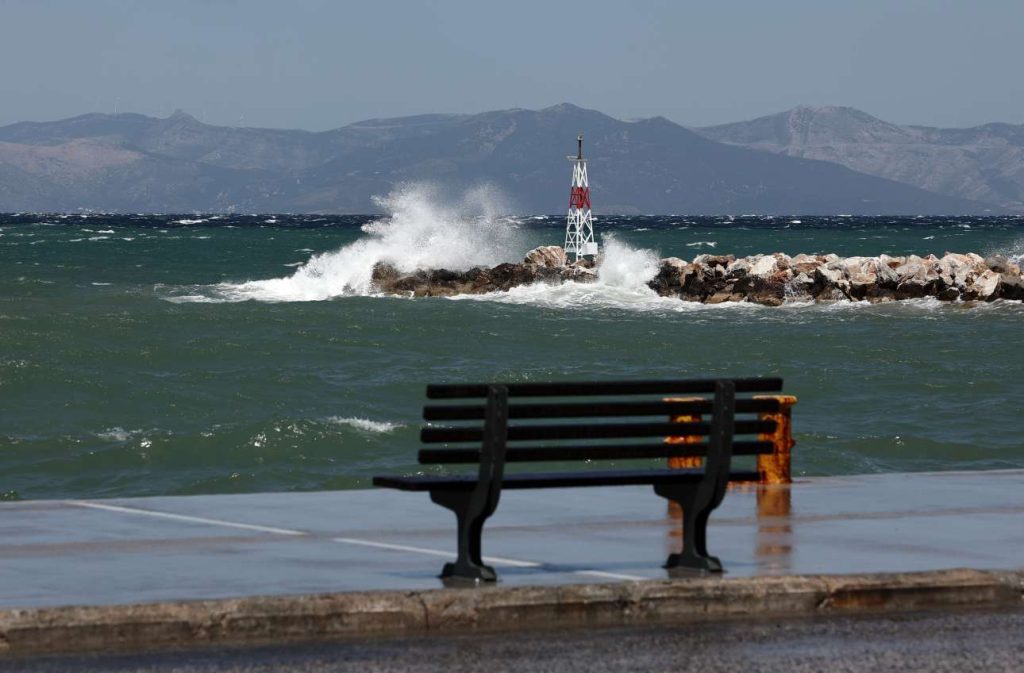 Απαγορευτικό απόπλου στα περισσότερα λιμάνια της χώρας – Χιόνια στα ορεινά