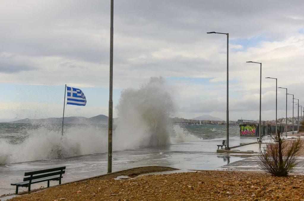 Νέο έκτακτο δελτίο επιδείνωσης καιρού: Επιμένουν οι θυελλώδεις άνεμοι