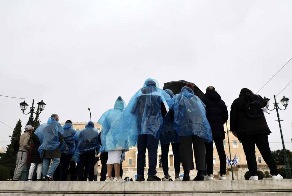 Σε κλοιό καταιγίδων η χώρα από το απόγευμα