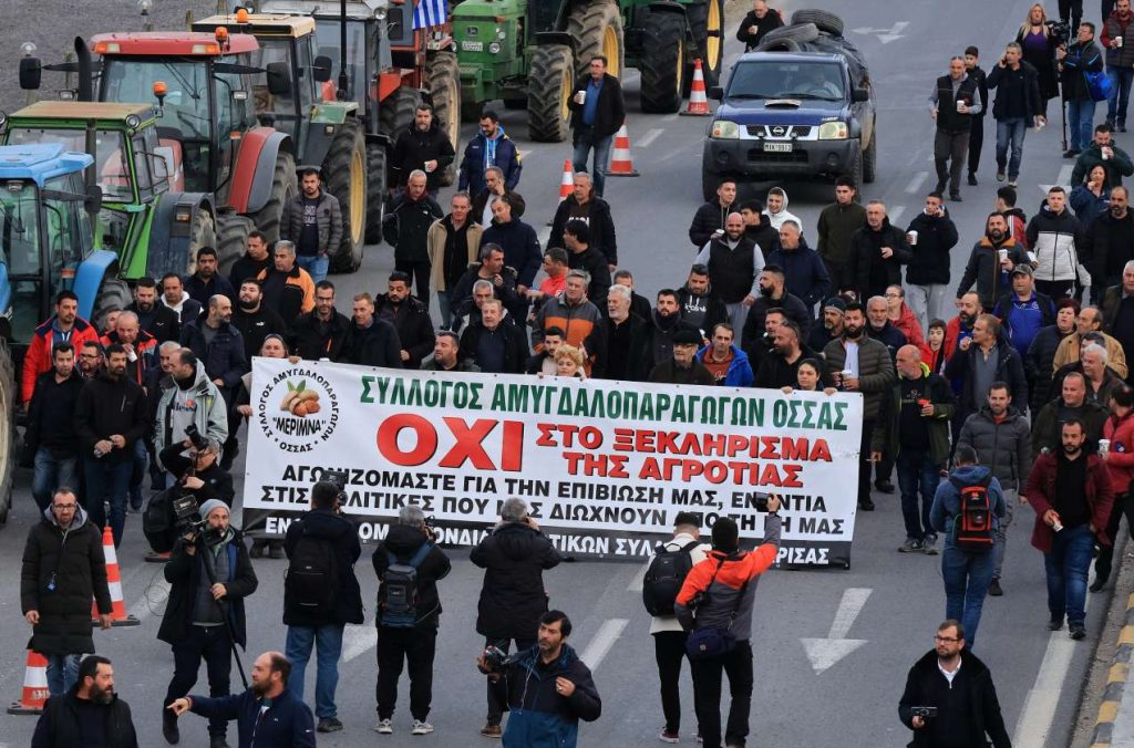 Αγροτικές κινητοποιήσεις: Εκλεισε η Εθνική Οδός στη Λαμία