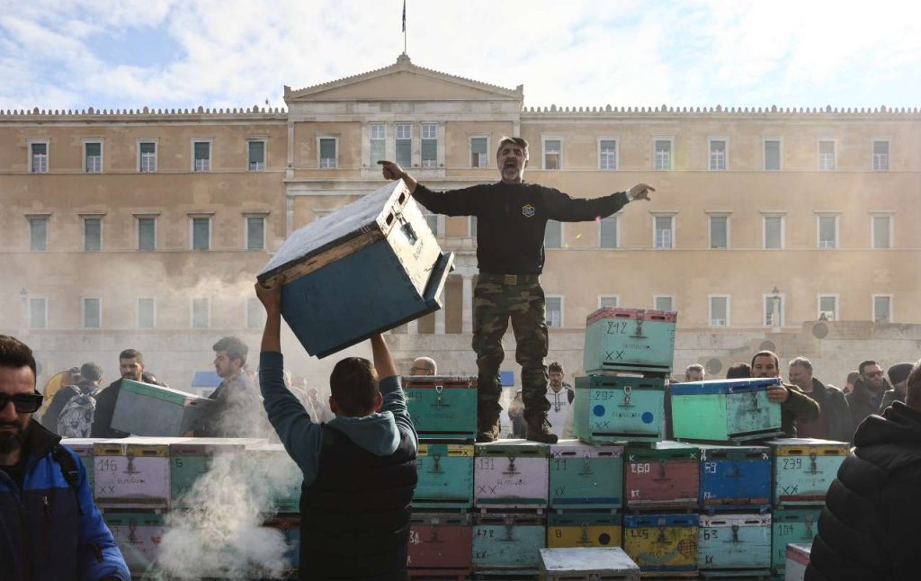 Κλειστό για τρίτη μέρα το κέντρο της Αθήνας: Μετά τα τρακτέρ, μελισσοκόμοι, υγειονομικοί και το πανεκπαιδευτικό