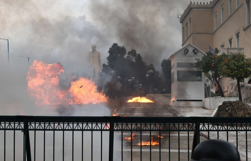 Επεισόδια στο Σύνταγμα, μολότοφ στο προαύλιο της Βουλής