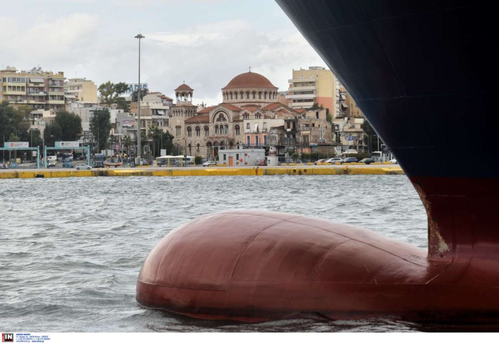 «Απόλλων Ελλάς»: Επιστρέφει στον Πειραιά λόγω μηχανικής βλάβης