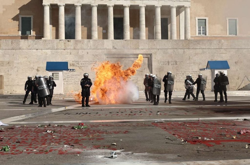 Πανεκπαιδευτικό: 16 τραυματίες από τα επεισόδια, ανάμεσά τους και αστυνομικοί – Τρεις συλλήψεις