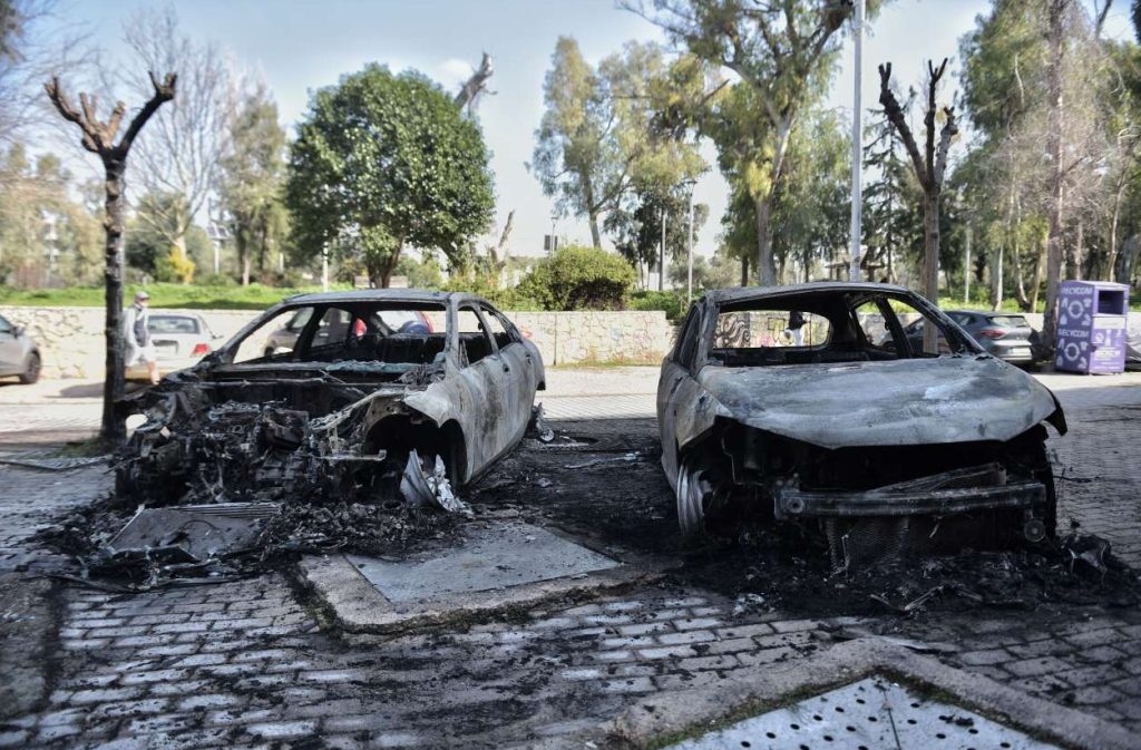 Επεισόδια στην Πολυτεχνειούπολη Ζωγράφου – κάηκαν πέντε αυτοκίνητα