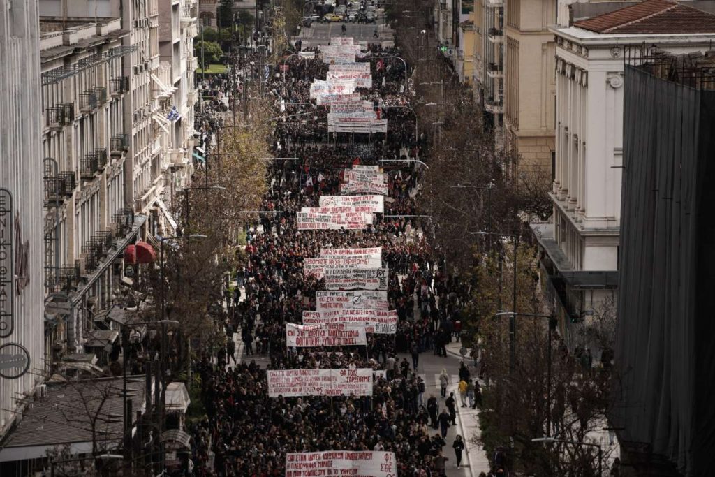 Πανεκπαιδευτικό συλλαλητήριο: Εξω από τη Βουλή οι φοιτητές