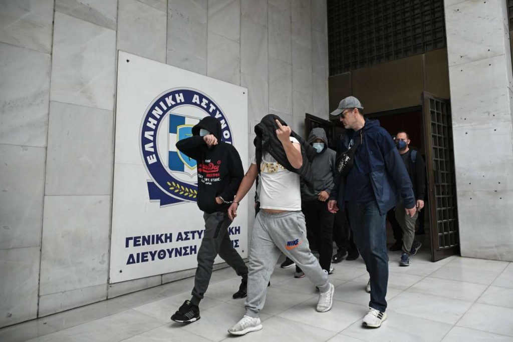 Εγκληματική οργάνωση χούλιγκαν: Απολογούνται οι πρώτοι 10 από τους 67 συλληφθέντες