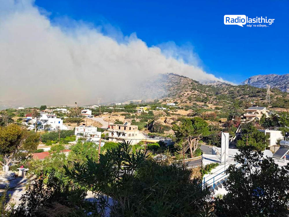 Ανεξέλεγκτη η φωτιά στην Ιεράπετρα, ο καιρός δεν επιτρέπει πυρόσβεση από αέρος