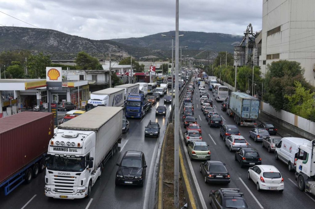 Tροχαίο με νταλίκες στην Αττική Οδό – μποτιλιάρισμα χιλιομέτρων και στον Κηφισό