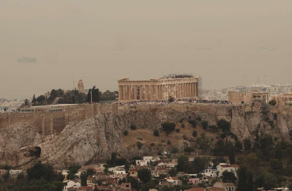 Καιρός: Αφρικανική σκόνη, λασποβροχές και 30άρια μέσα στο Σαββατοκύριακο