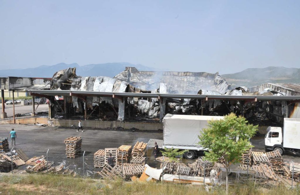 «Εμπρησμός από πρόθεση» η φωτιά στο εργοστάσιο Γιαννίτση στη Λαμία