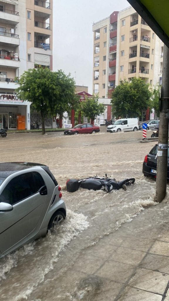 Σφοδρή καταιγίδα με χαλάζι στη Θεσσαλονίκη – «Ποτάμια» οι δρόμοι