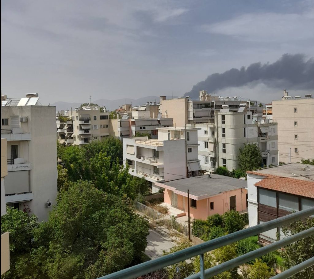 Μεγάλη φωτιά σε εργοστάσιο στην Κάτω Κηφισιά – μήνυμα 112 για τον καπνό στα βόρεια προάστια