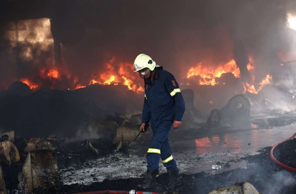 Κηφισιά: Υπό μερικό έλεγχο η πυρκαγιά στο εργοστάσιο