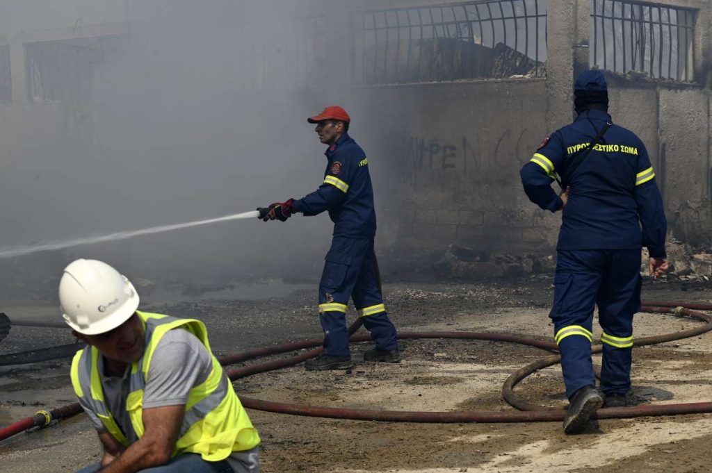 Φωτιά στο Μοσχάτο και μήνυμα από το 112 στους κατοίκους: «Μείνετε μέσα, κλείστε τα παράθυρα»