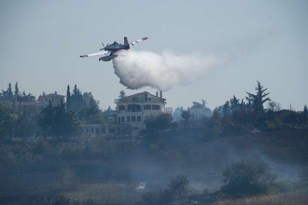 Φωτιά στον Τρίλοφο Θεσσαλονίκης: Ζημιές σε σπίτια – ξεκίνησε από έκρηξη μετασχηματιστή