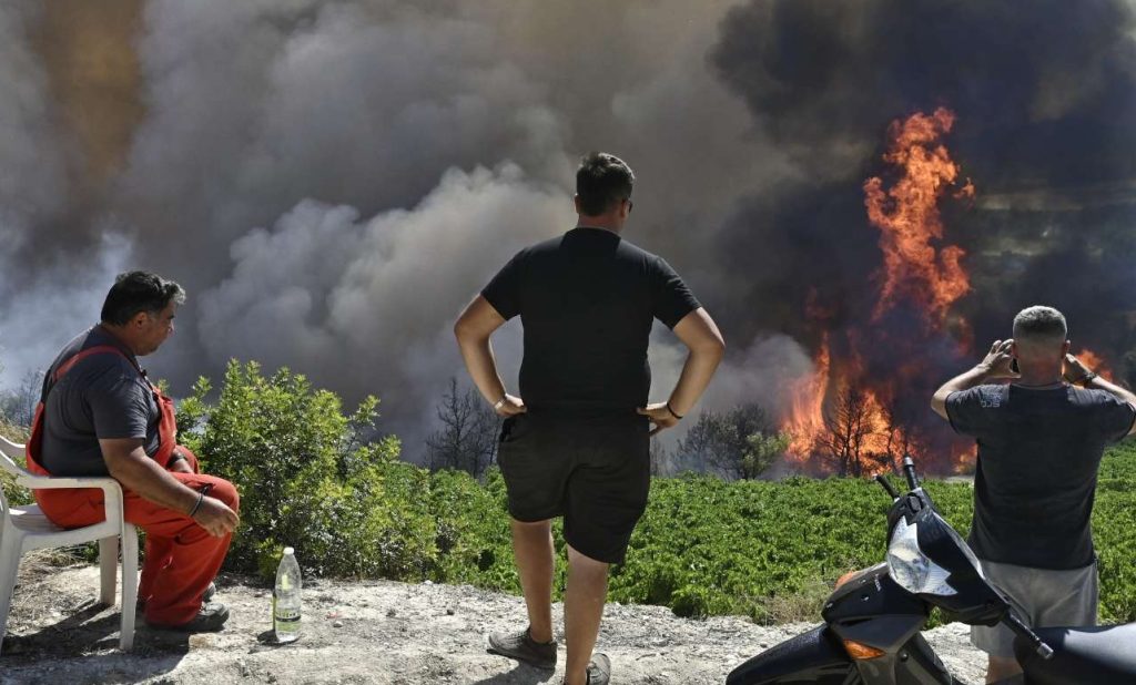 Μεγάλη φωτιά στην Κορινθία: Πολύωρη μάχη με τις φλόγες