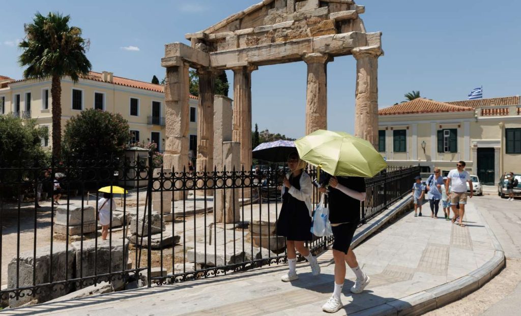 Σε κλοιό καύσωνα η χώρα: Επικαιροποίηση έκτακτου δελτίου καιρού από την ΕΜΥ