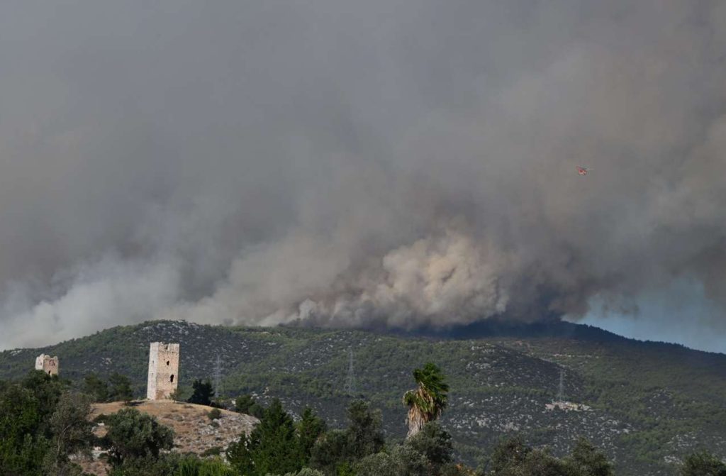 Μάχη με τις φλόγες στην Εύβοια: Εκκενώθηκαν οικισμοί