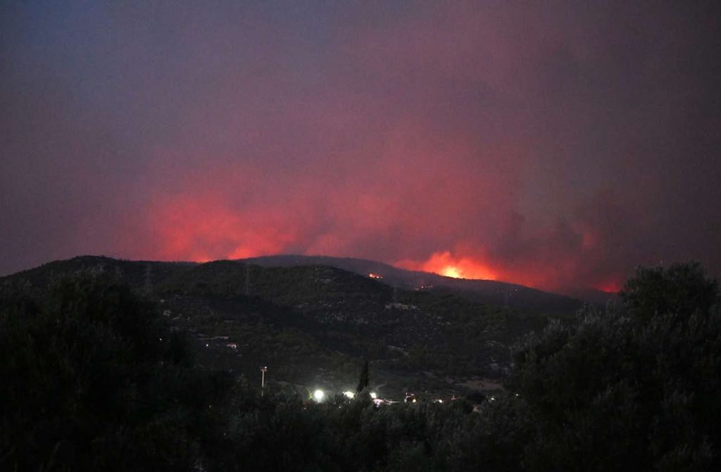 Ολονύχτια μάχη με τις φλόγες στην Εύβοια – Εκκενώθηκαν οικισμοί