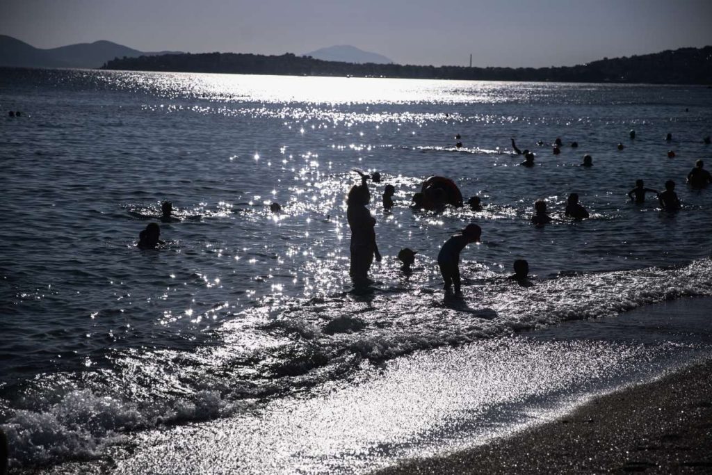 Πώς να προστατευτείτε από τον παρατεταμένο καύσωνα – οι συστάσεις των ειδικών