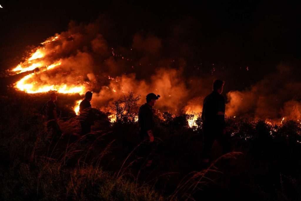 Μάχη με τις φλόγες στην Εύβοια – Εκκενώθηκαν τρεις οικισμοί