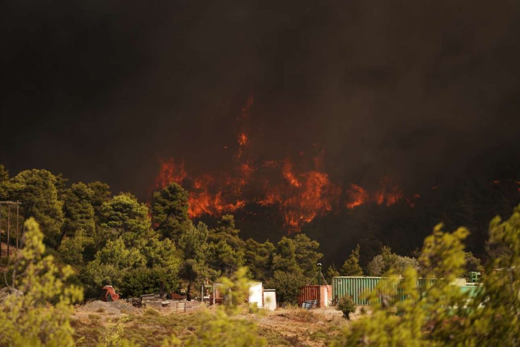 Εκτός ελέγχου η πυρκαγιά στη βορειοανατολική Αττική