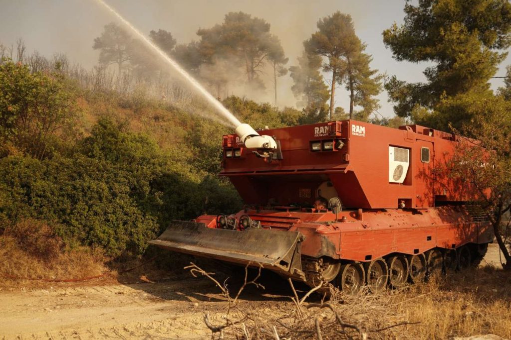 Παραμένει ο πολύ υψηλός κίνδυνος πυρκαγιάς και τη Δευτέρα