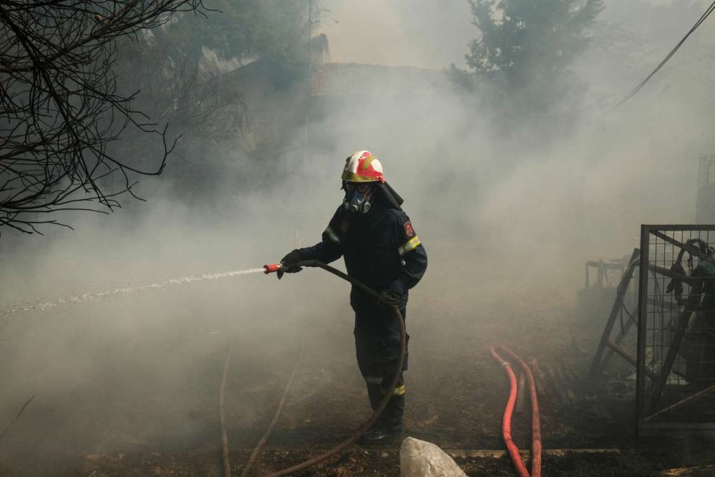 Φωτιές στην Αττική: Μάχη με τις αναζωπυρώσεις και τις διάσπαρτες εστίες