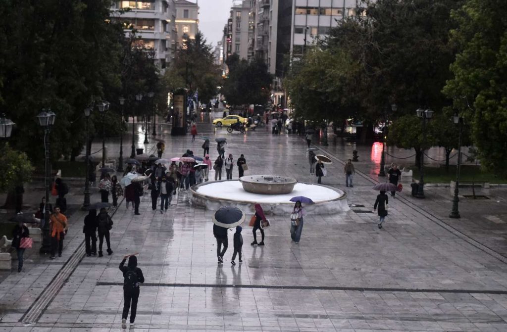 Σφοδρή καταιγίδα με κεραυνούς και χαλάζι στο κέντρο της Αθήνας