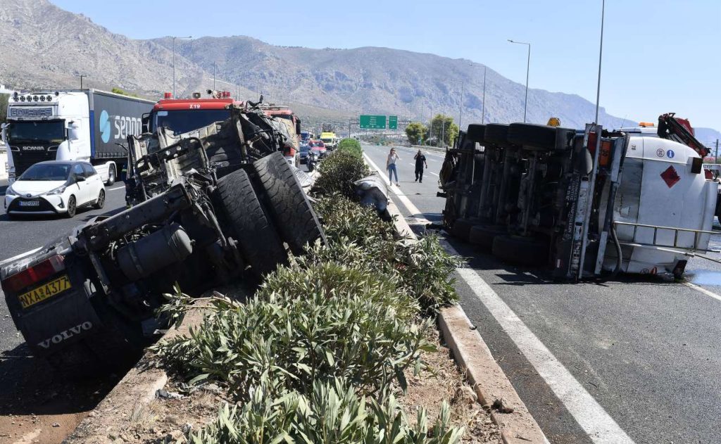 «Εμφραγμα» στην Αθηνών – Κορίνθου μετά από ανατροπή και πυρκαγιά βυτιοφόρου [video]