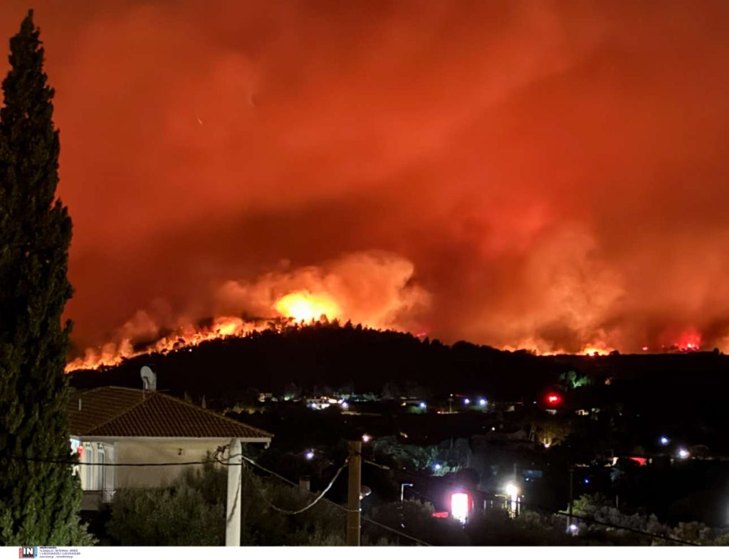 Πύρινη κόλαση στην Αττική – Καίγεται η Πεντέλη