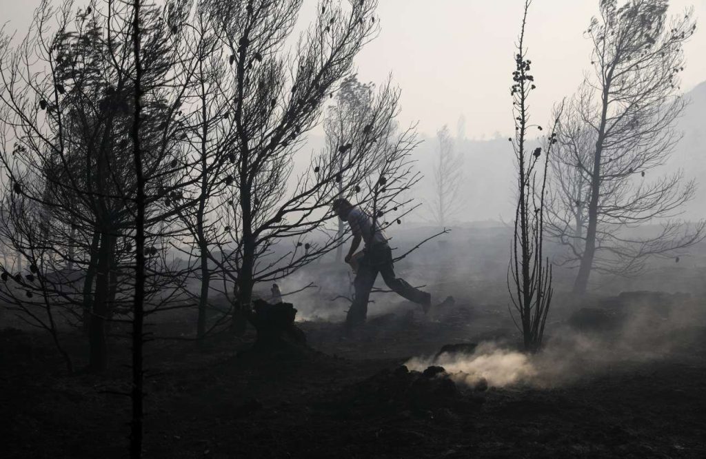 Πύρινος εφιάλτης στην Αττική – μάχη σε τρία μέτωπα