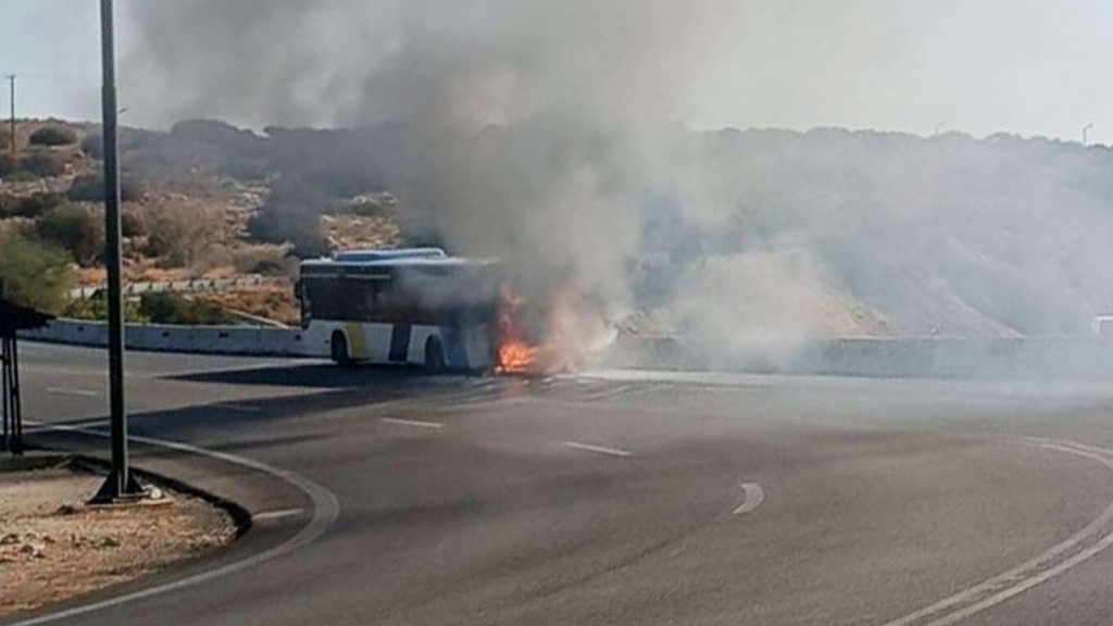 Φωτιά σε λεωφορείο επί της λεωφόρου Ποσειδώνος στη Βουλιαγμένη