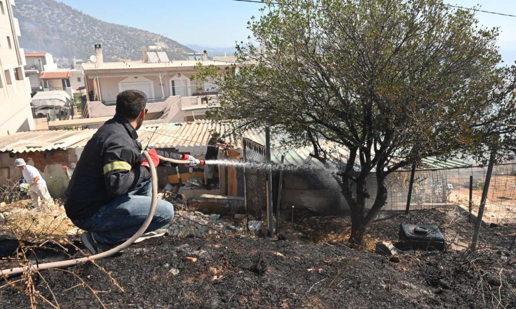 Γνωστός ορθοπεδικός και η σύντροφός του συνελήφθησαν για έξι εμπρησμούς στη Νέα Μάκρη