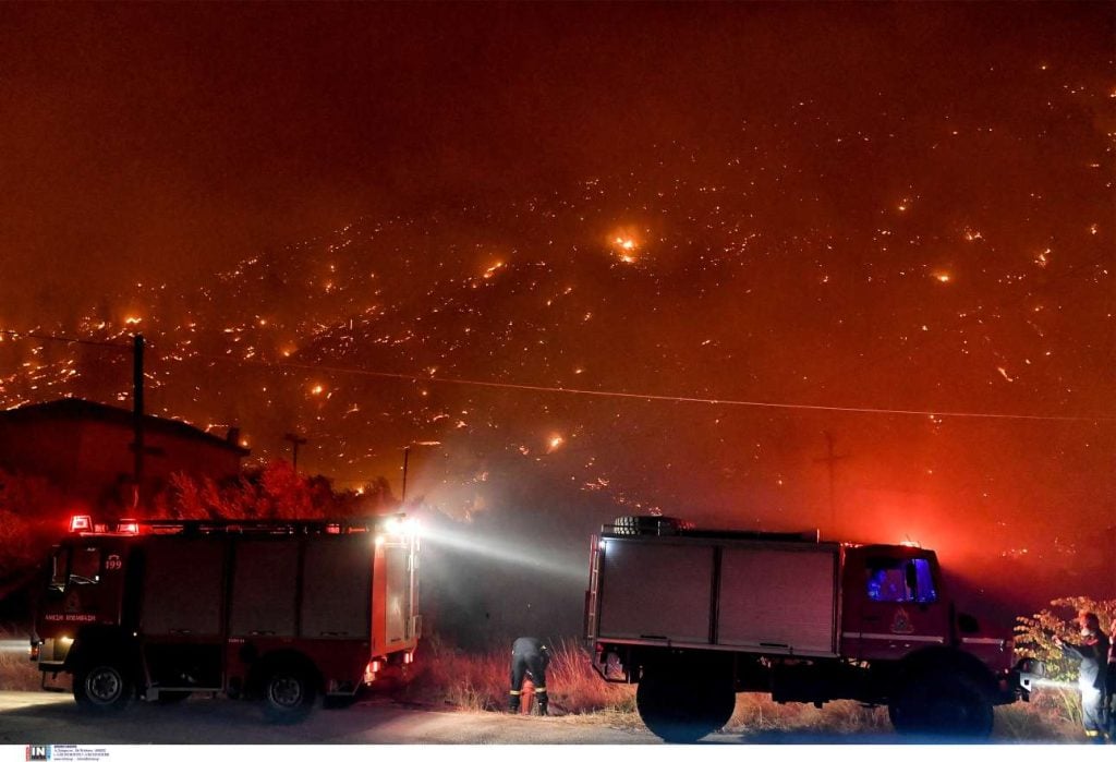 Μάχη με τις αναζωπυρώσεις στο Ξυλόκαστρο – Τραυματίστηκαν δύο πυροσβέστες