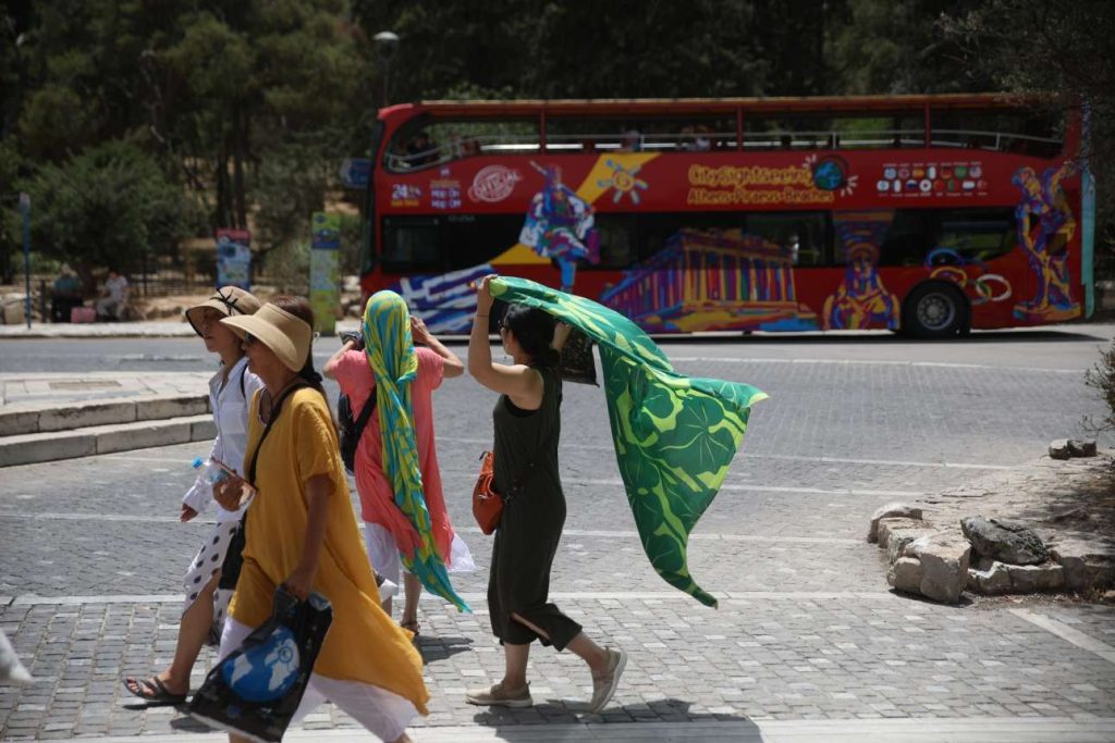 Τράπεζα της Ελλάδος: Μειώθηκε κατά 9,1% η μέση δαπάνη των τουριστών