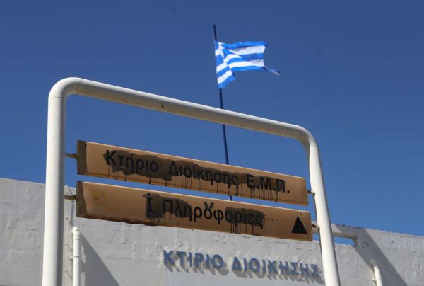 Γυαλιά-καρφιά από κουκουλοφόρους στην Πολυτεχνειούπολη