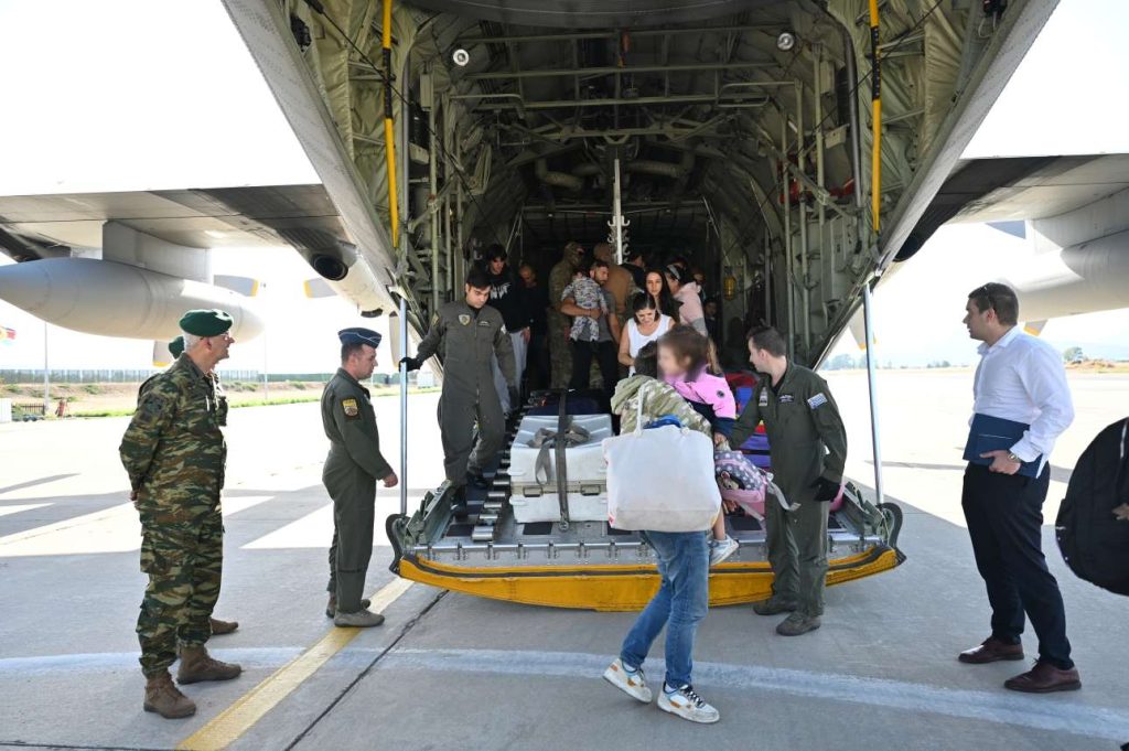 Απομακρύνθηκαν με C-130 από τον Λίβανο 22 Ελληνες και 38 Κύπριοι