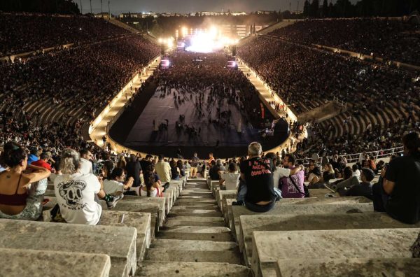 Σε εξέλιξη η συναυλία για τα Τέμπη στο Καλλιμάρμαρο