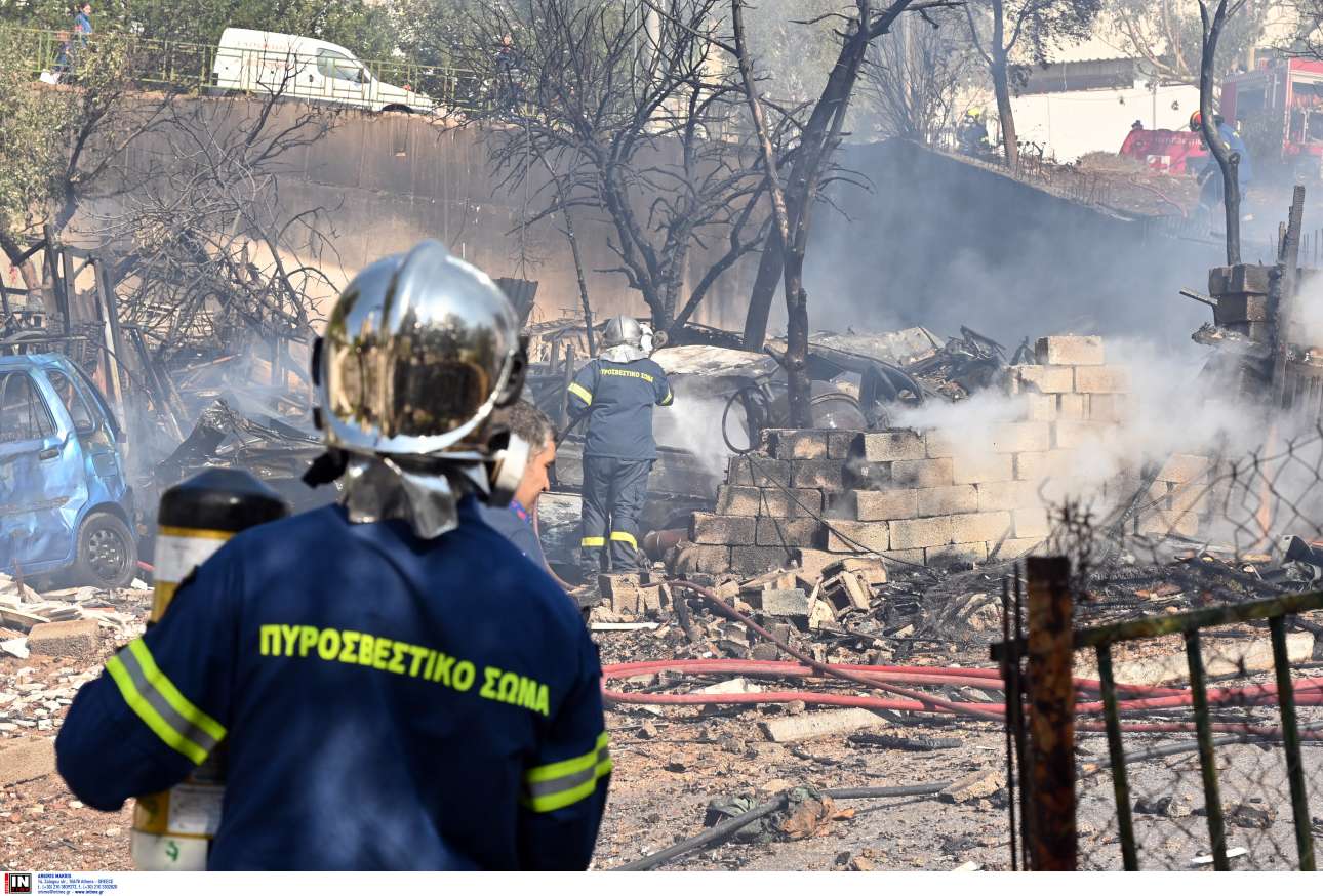 Επικίνδυνη φωτιά στο Πέραμα δίπλα στα σπίτια – τέθηκε υπό έλεγχο, τραυματίστηκε πυροσβέστης