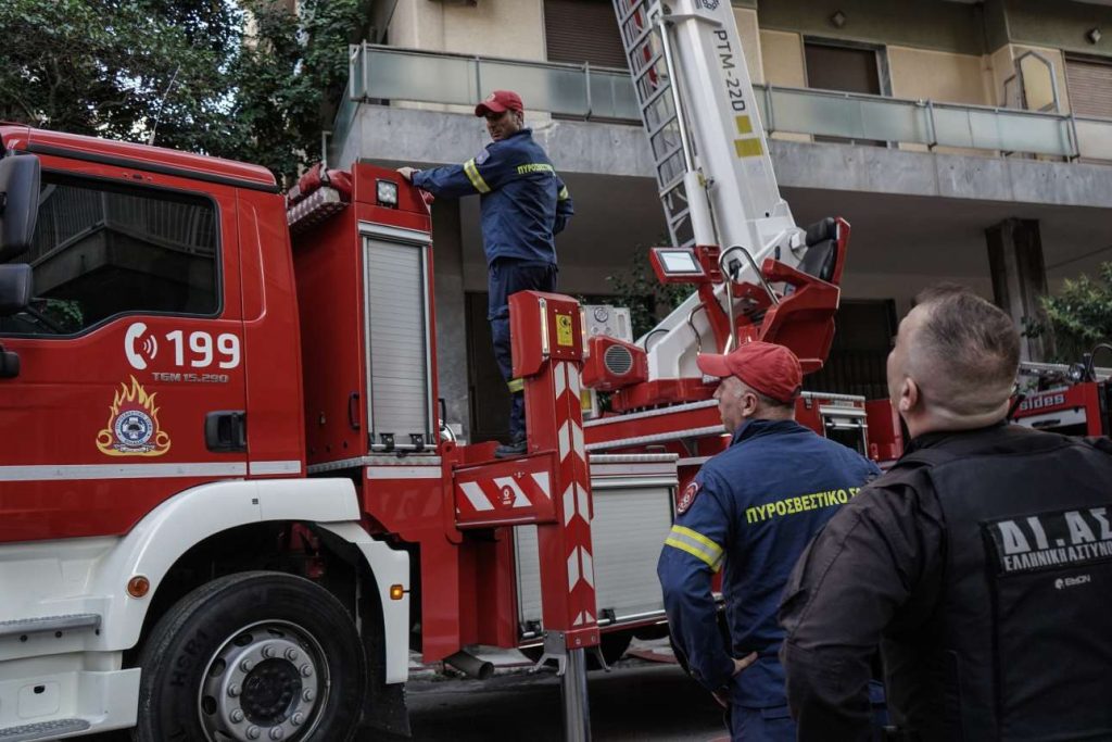 Αθήνα: Πέντε άτομα απεγκλωβίστηκαν από φλεγόμενο διαμέρισμα