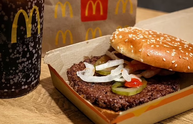 McDonald’s: Bρέθηκε τι προκάλεσε τη μαζική μόλυνση με το βακτήριο E.coli