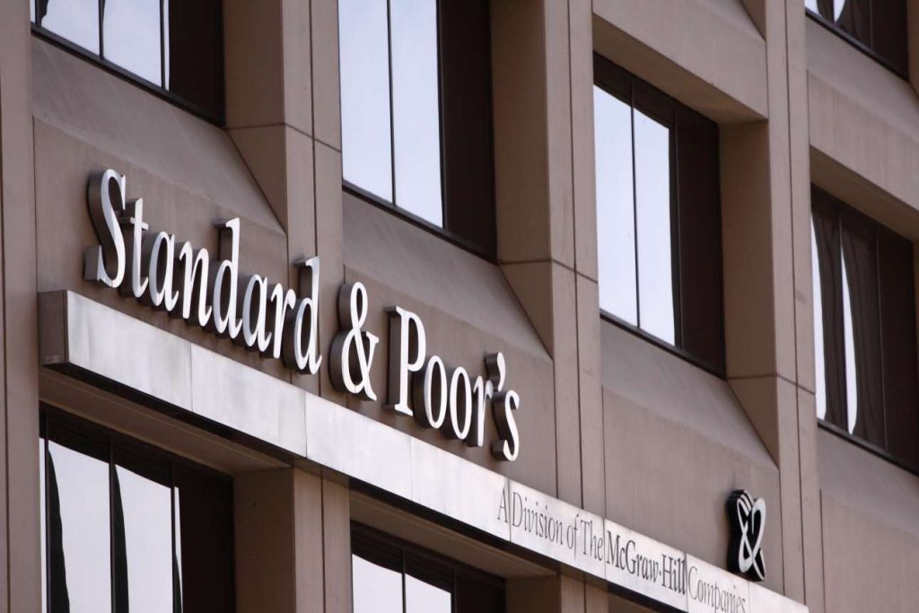 Standard & Poor’s: Επιβεβαίωσε για την Ελλάδα την επενδυτική βαθμίδα BBB- με θετική προοπτική