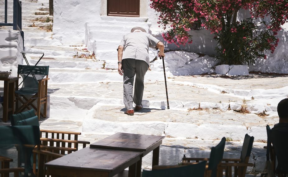 Οι Ελληνες γερνάμε, αλλά όχι καλά