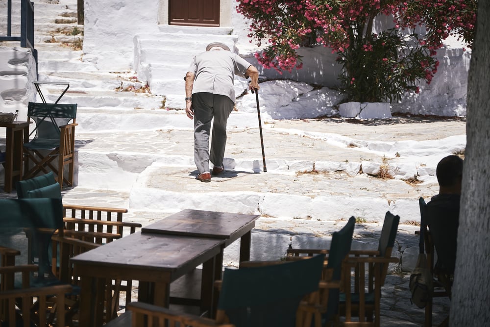 Οι Ελληνες γερνάμε, αλλά όχι καλά