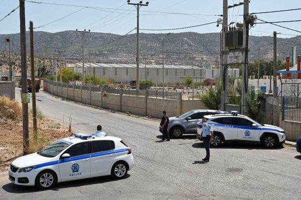 Παιδάκι τριών ετών τραυματίστηκε στο κεφάλι από πυροβολισμό στο Μαρκόπουλο